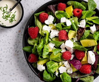 Feldsalat Mix med avokado, feta og bringebær