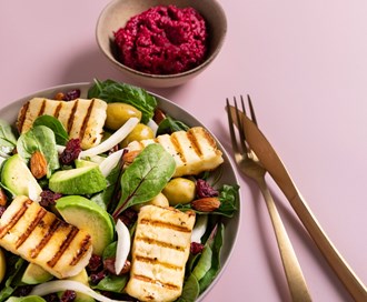 Halloumisalat med Babyleaf Mix og rødbetpesto