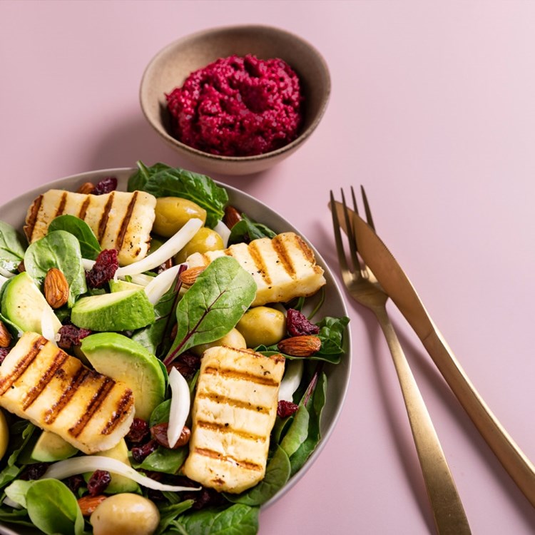 Halloumisalat med Babyleaf Mix og rødbetpesto