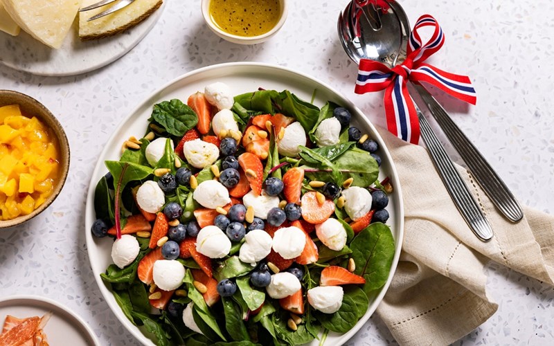 Lag en salat med grønt, rødt, hvitt og blått med Babyleaf Mix. Oppskriften finner du lenger ned.
