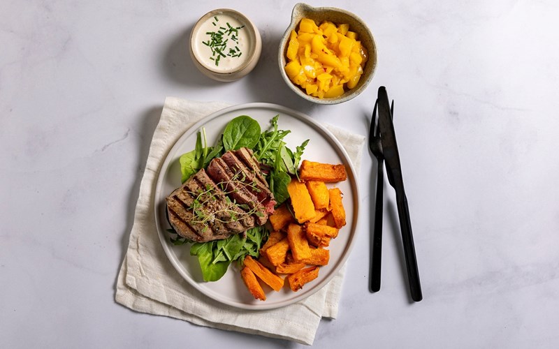 Entrecôte med søtpotetkubber, babyleafsalat, mangosalsa og crème fraîche-dressing.