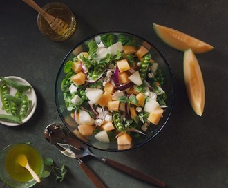 Melonsalat med feta og sukkererter