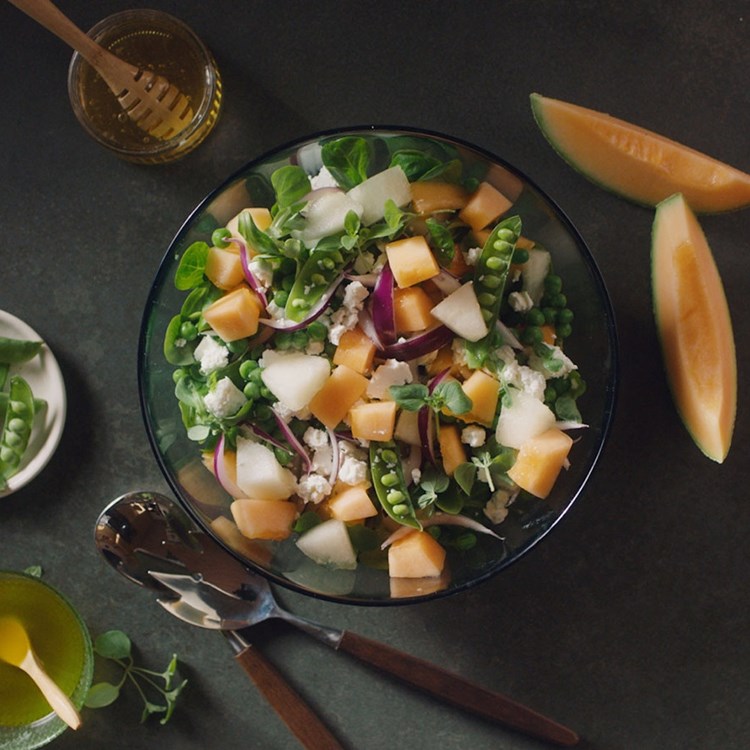 Melonsalat med feta og sukkererter