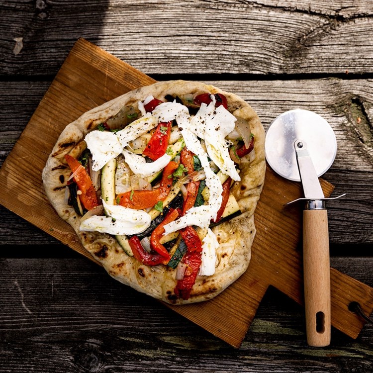 Fersk pizza toppet med grillet squash
