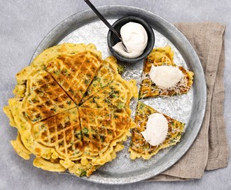 Brokkolivafler med rømme og parmesan
