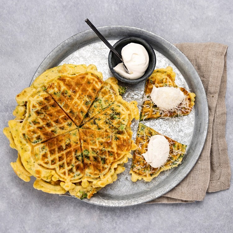 Brokkolivafler med rømme og parmesan