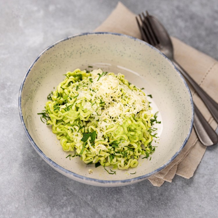 Kremede brokkolinudler toppet med ost