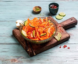 Frisk gulrotsalat med lime og chili