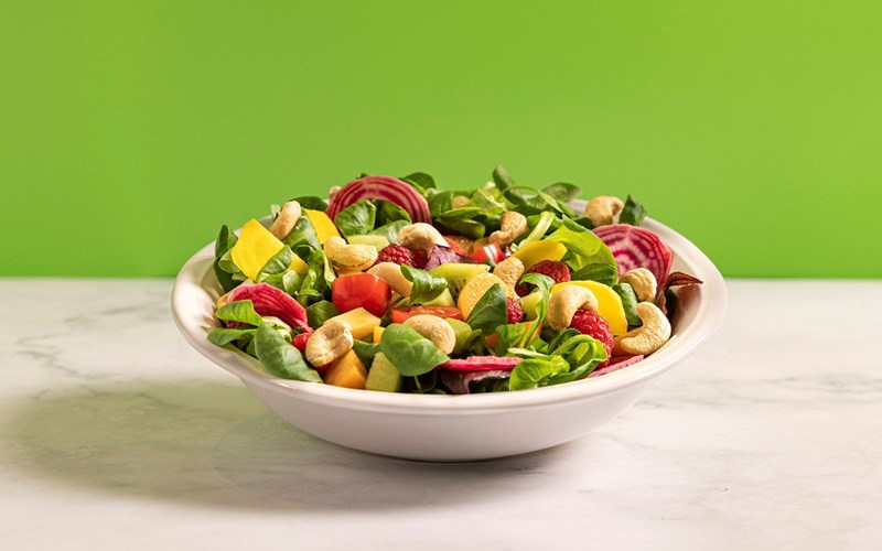 En fargerik salat får ekstra crunch av litt cashewnøtter.