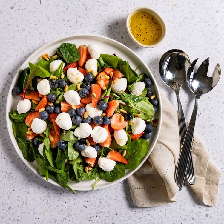 Babyleaf Mix med mozzarella og skogbær