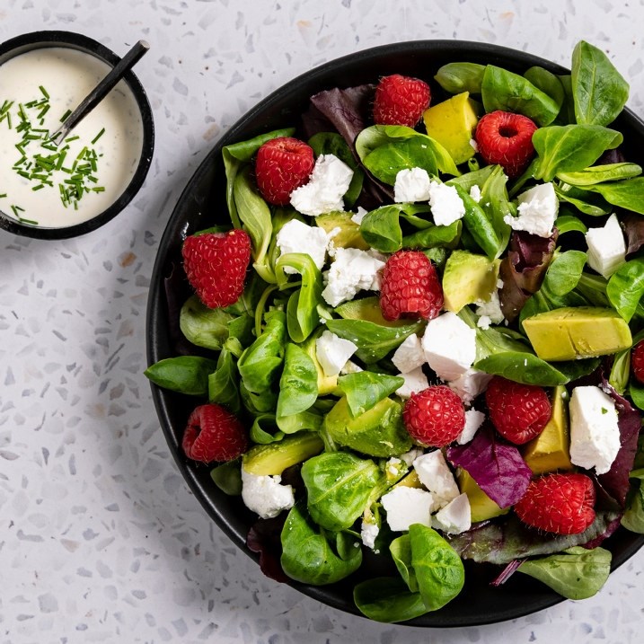 Feldsalat Mix med avokado, feta og bringebær
