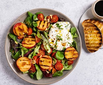 Nektarinsalat med burrata og Feldsalat Mix