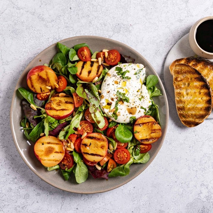 Nektarinsalat med burrata og Feldsalat Mix