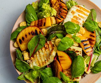 Middelhavs Mix med fersken og halloumi