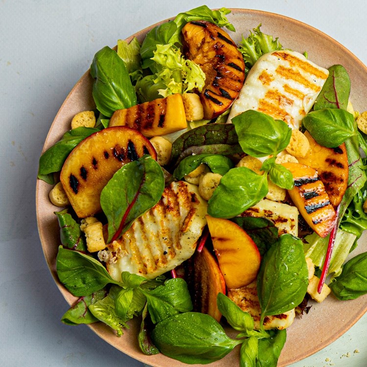 Middelhavs Mix med fersken og halloumi