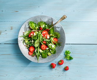 Babyleaf Mix med feta og jordbær