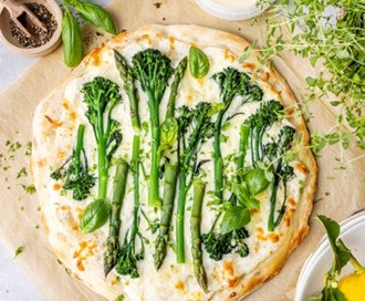 Hvit pizza med brokkolini og asparges 