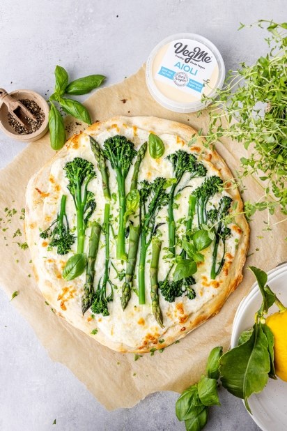 Hvit pizza med brokkolini og asparges