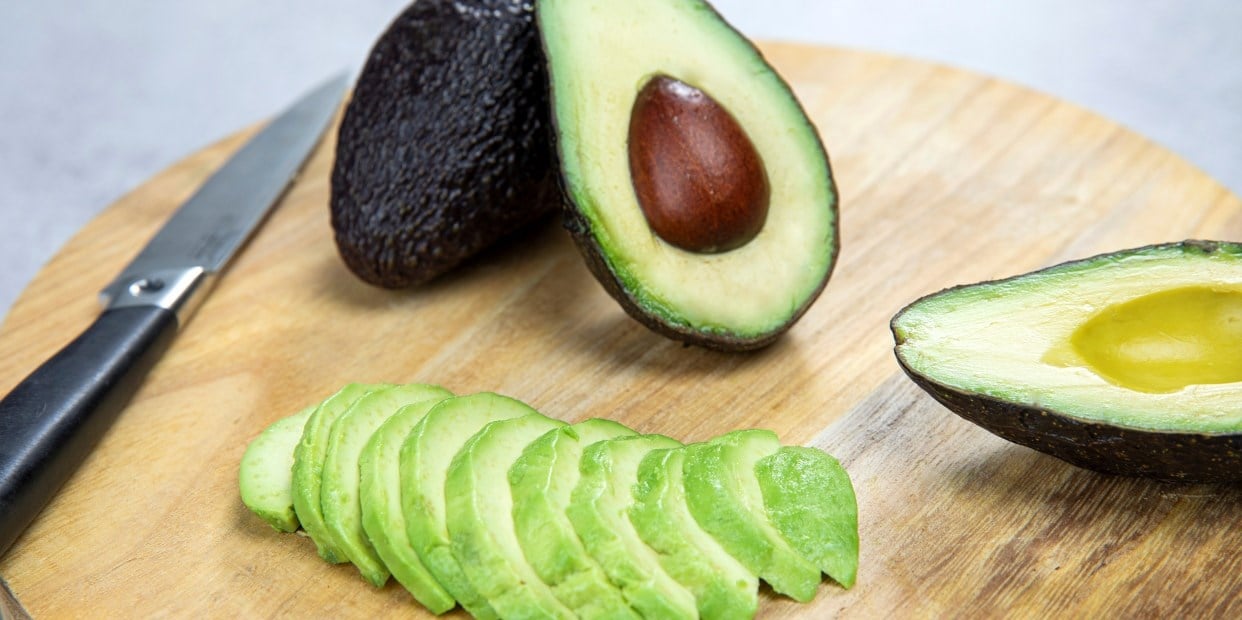 Slik deler og kutter du avokado