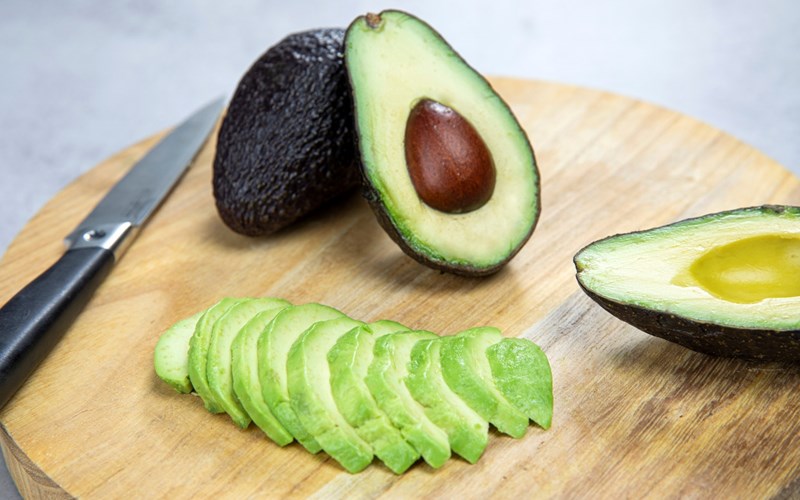 Slik deler og kutter du avokado