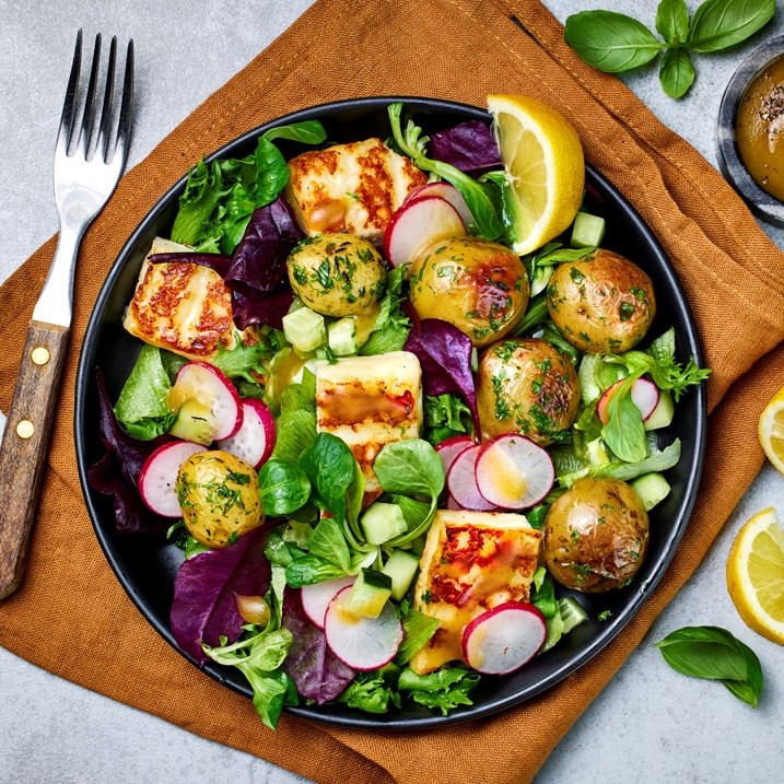 Lun salat med halloumi og poteter