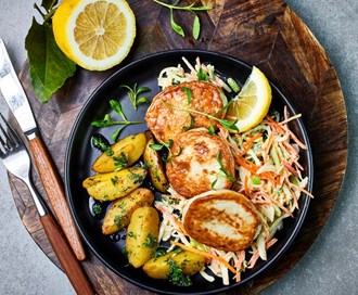 Fiskekaker med coleslaw og poteter