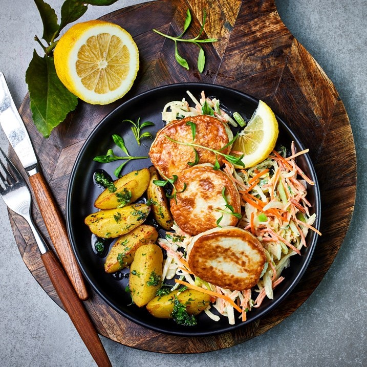 Fiskekaker med coleslaw og poteter