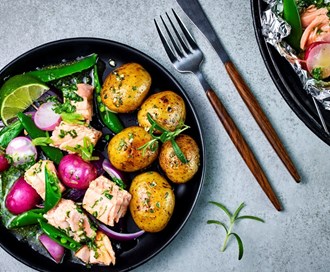 Laks- og grønnsakspakke på grillen
