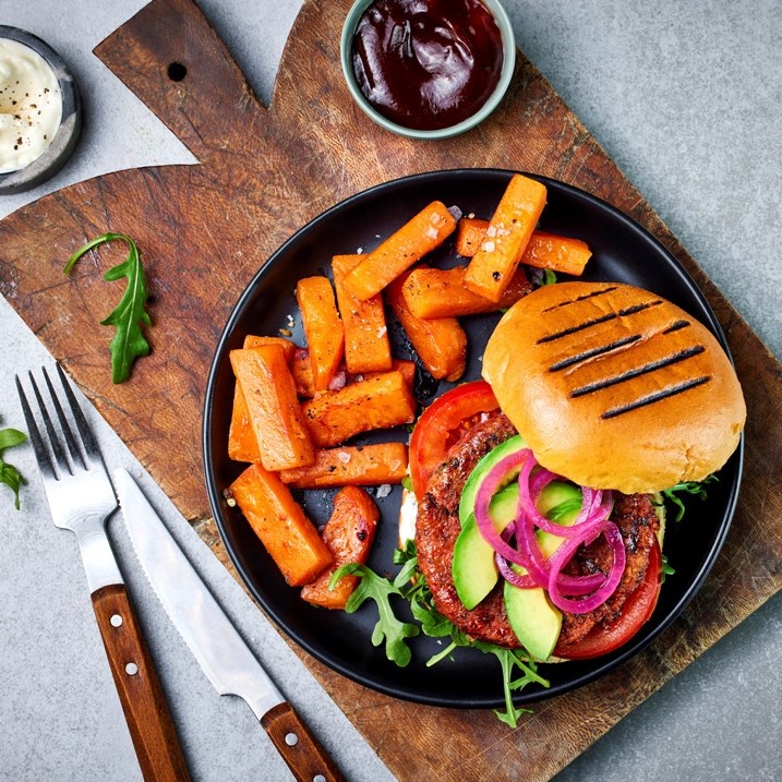 Vegetarburger med søtpotetkubber