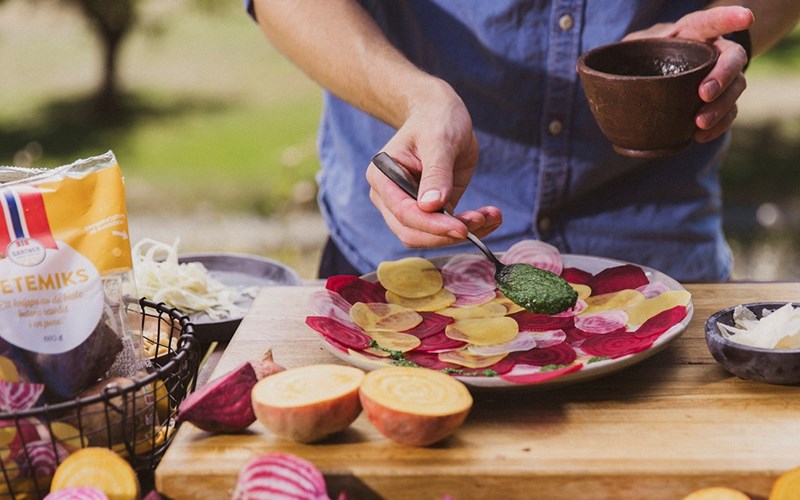 Betecarpaccio er enkelt å lage og ser utrolig lekkert ut på middagsbordet.