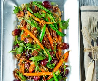 Bakt gulrotsalat med druer og nøtter