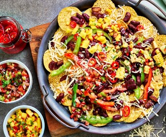Nachos med fargerikt tilbehør