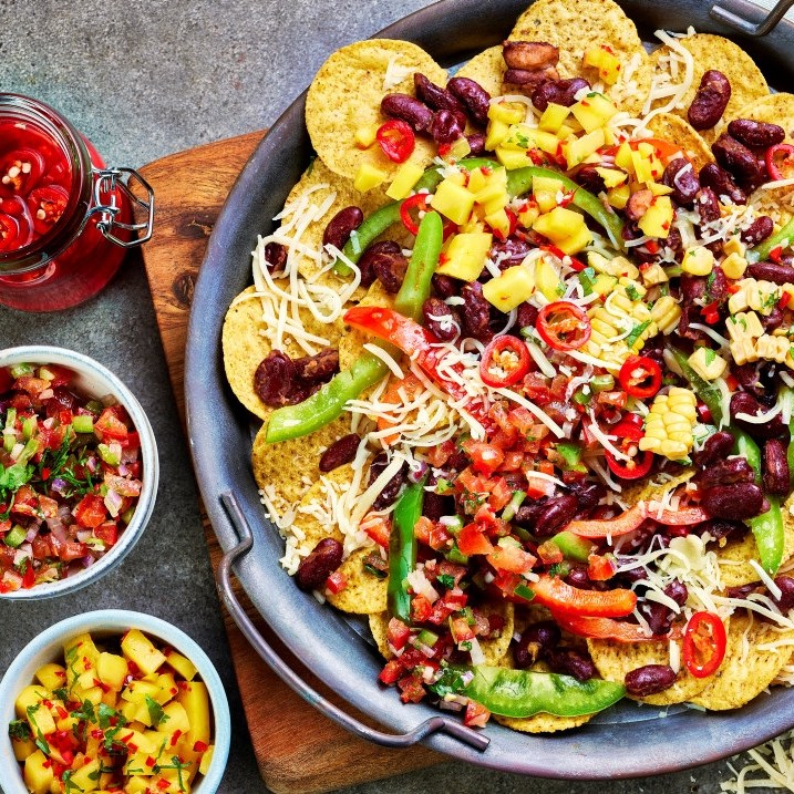 Nachos med fargerikt tilbehør