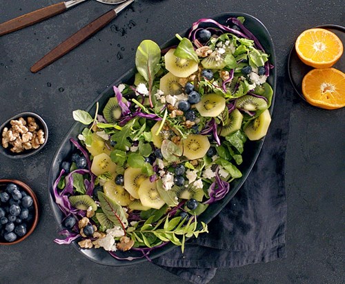 Salat med kiwi, feta og blåbær