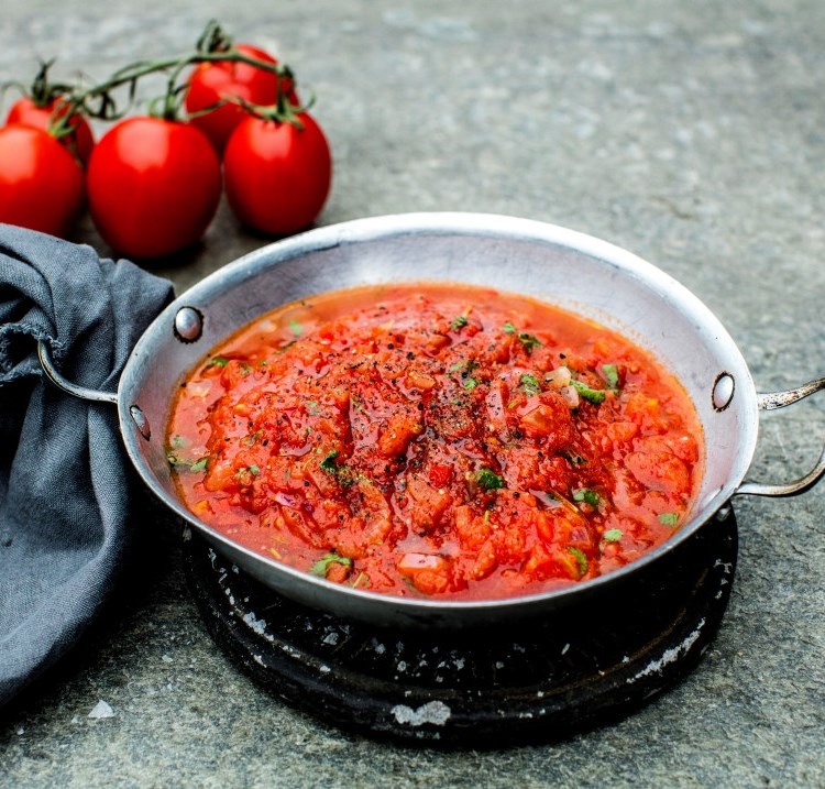 Salsa med tomat, rødløk og chili