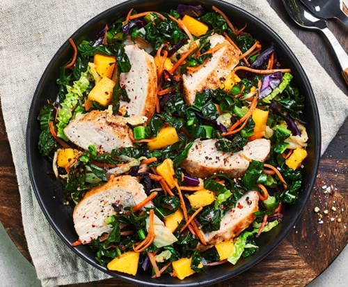 Lun kyllingsalat med Kål Mix og mango