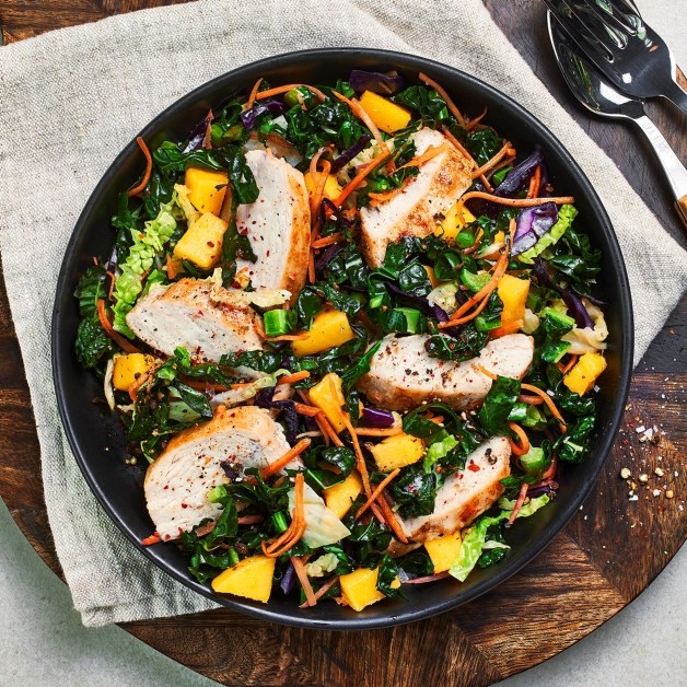 Lun kyllingsalat med Kål Mix og mango