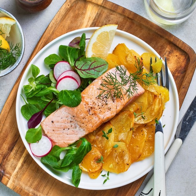 Bakt laks og frisk salat