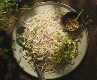 Kålsalat med løk, koriander og lime