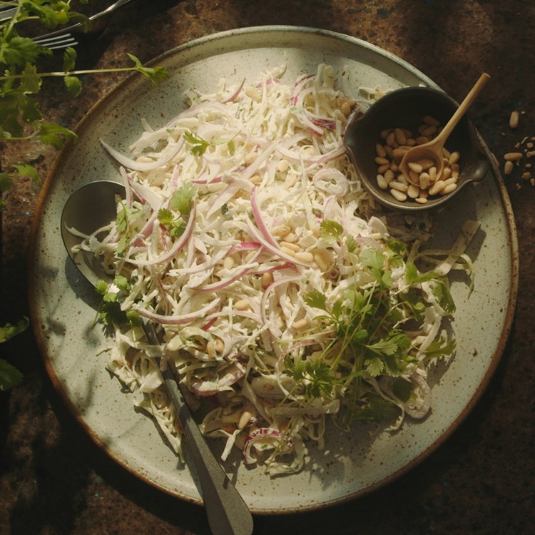 Kålsalat med løk, koriander og lime