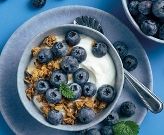 Gresk yoghurt med friske blåbær og granola