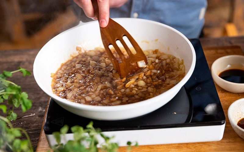 Slik karamelliserer du løk