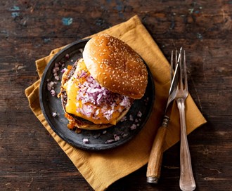 Hamburger med karamellisert og rå løk