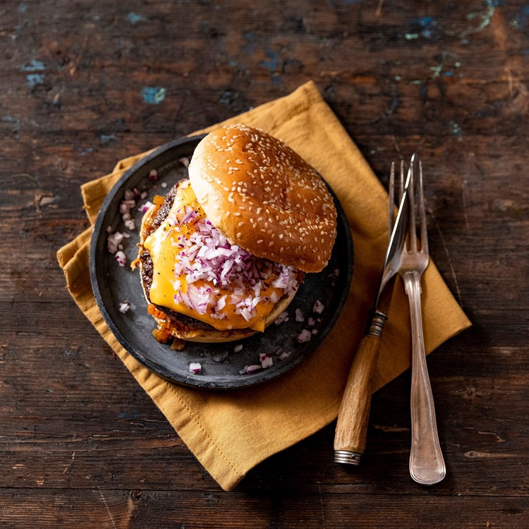 Hamburger med karamellisert og rå løk