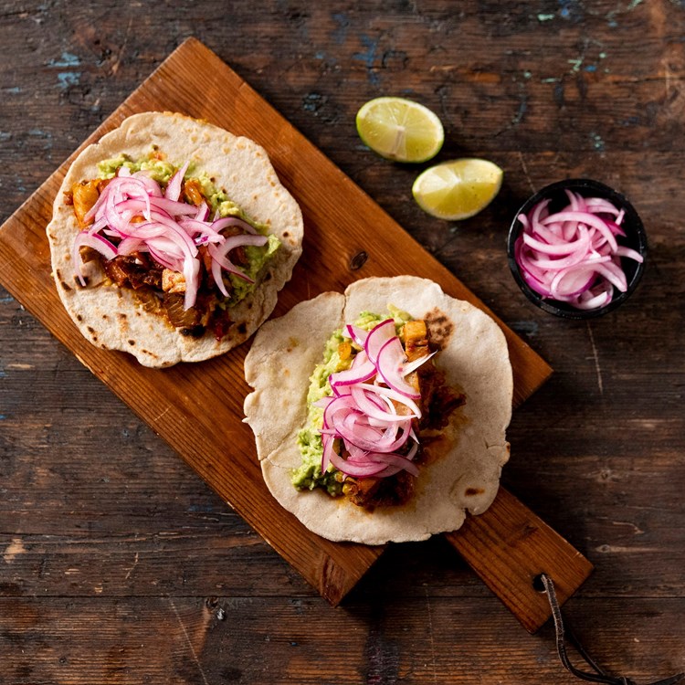 Taco med ribbe og syltet rødløk
