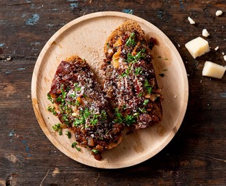 Toast med soyakaramellisert løk