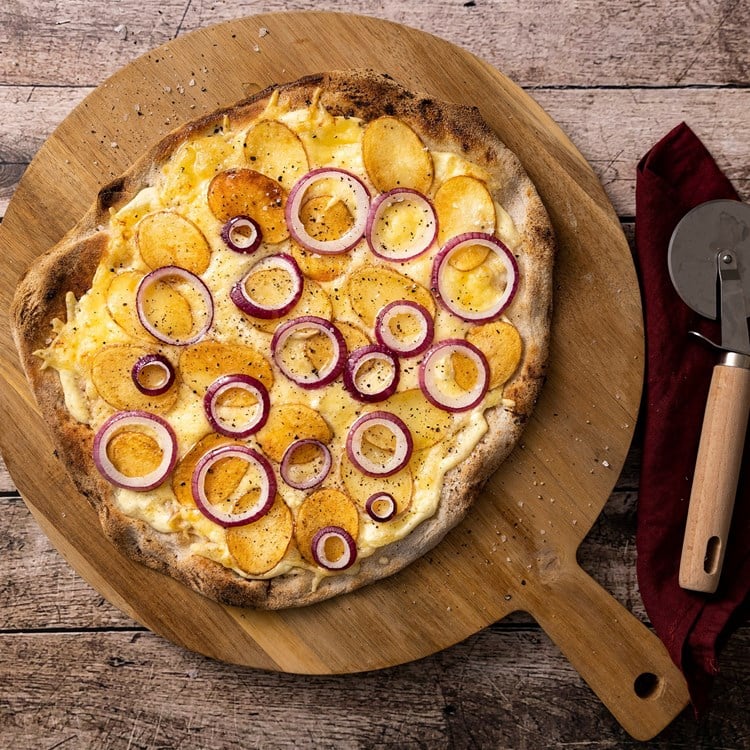 Hvit pizza med rødløk og potet
