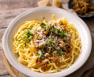 Pasta med karamellisert løk og parmesan