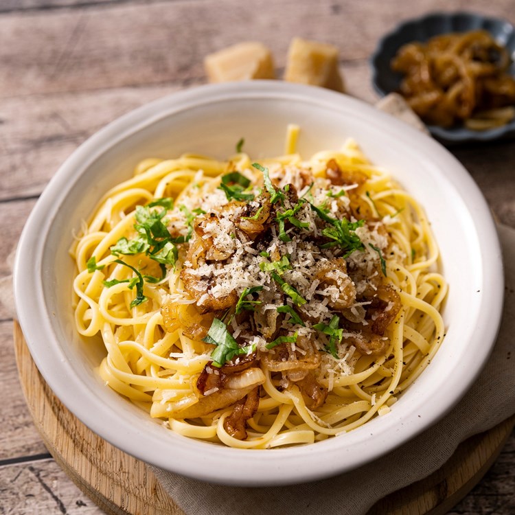 Pasta med karamellisert løk og parmesan
