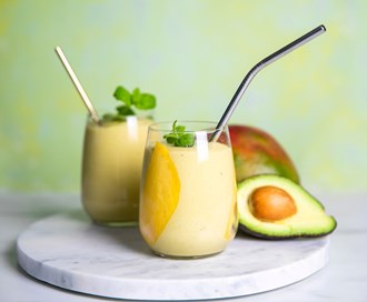 Smoothie med avokado, banan, mango og kokos